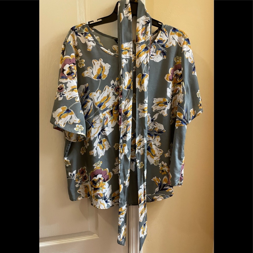 Bundle of 4 Plus size women’s Tops size 1XL and 2XL